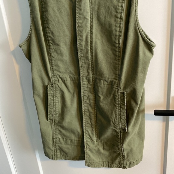 Cabi Army Green Explorer Utility Vest EUC - Picture 6 of 14